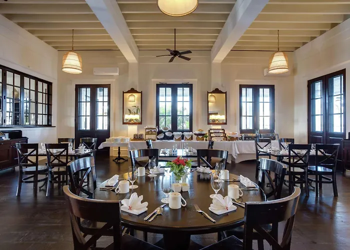 Mahogany Bay And Club, Curio Collection 4*